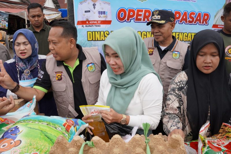 Pj Bupati Tebo Aspan saat Pelaksanaan Operasi Pasar, foto : Ist