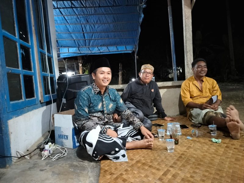 Sulman (kemeja batik) bersama warga, foto : Ist