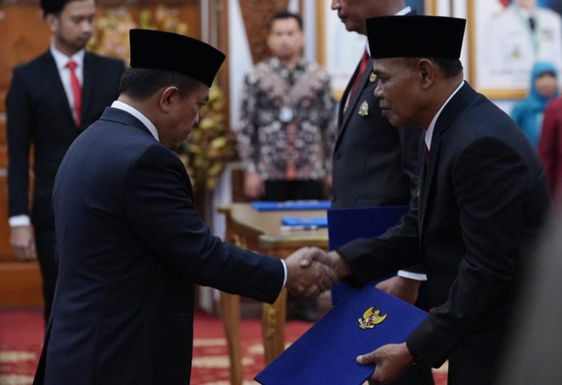 Gubernur Jambi Al Haris Menyerahkan SK Perpanjangan Pj Bupati Tebo Aspan, foto : Ist