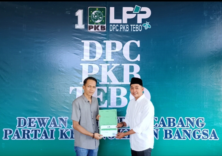 Aro Bismi, S.Sos Menyerahkan Berkas Pendaftaran Bacaleg DPRD Tebo kepada Sekretaris LPP DPC PKB Tebo Amirul Muqminin Zf, foto : Ist