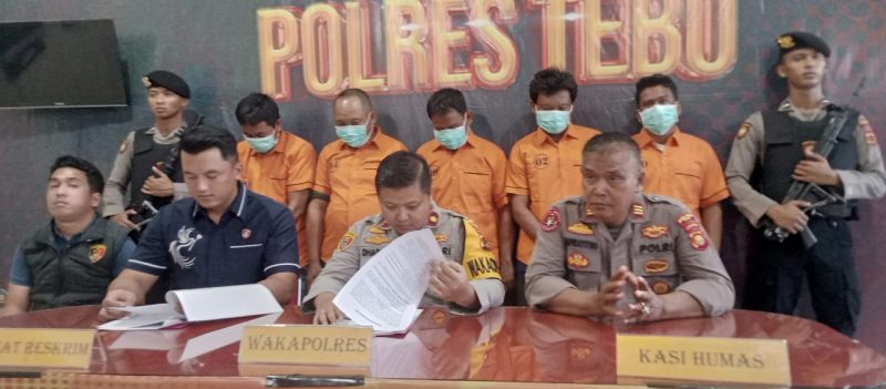 Press rilis Polres Tebo terkait penangkapan lima pelaku PETI