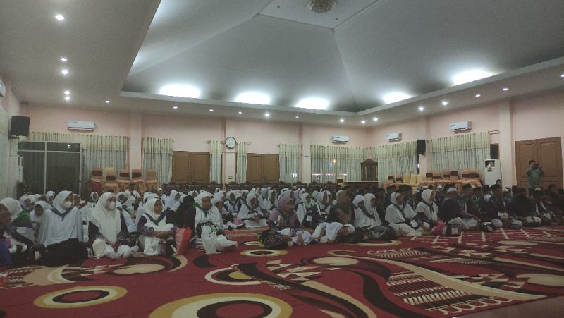 Jemaah calon haji asal Tebo saat diberikan arahan sebelum berangkat