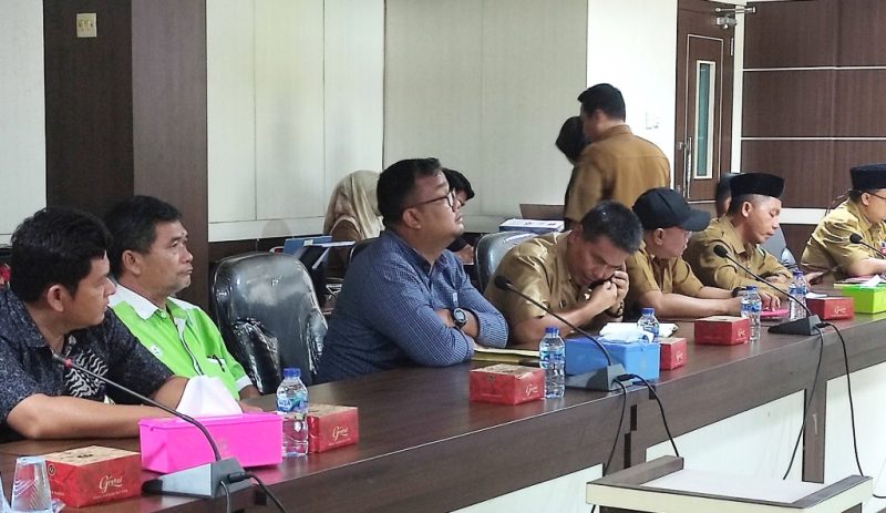 Manajer Pabrik PT TPIL, Helon Lumbangaol (tengah, baju biru) saat menghadiri RDP di DPRD Tebo beberapa waktu lalu