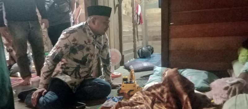 Agus Rubiyanto saat menjenguk korban kecelakaan asal sentano