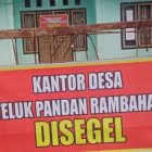 Merek Kantor Desa Teluk Pandan Rambahan yang disegel Ninik Mamak