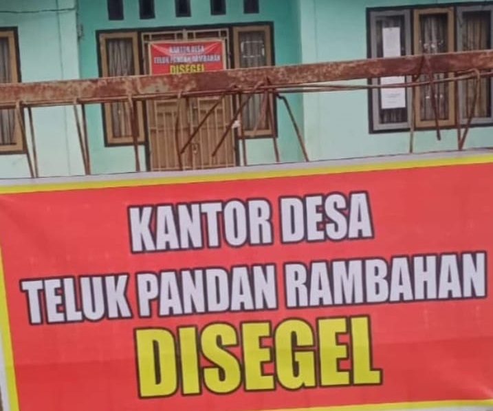 Merek Kantor Desa Teluk Pandan Rambahan yang disegel Ninik Mamak