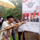 Agus Rubiyanto mensimulasikan pencoblosan untuk nomor urut 2