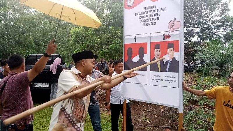 Agus Rubiyanto mensimulasikan pencoblosan untuk nomor urut 2