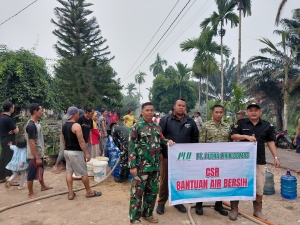 PLD KR Dan SUM KR Salurkan 48.000 Liter Air Bersih Untuk Warga Terdampak Kemarau Di Kubu Raya
